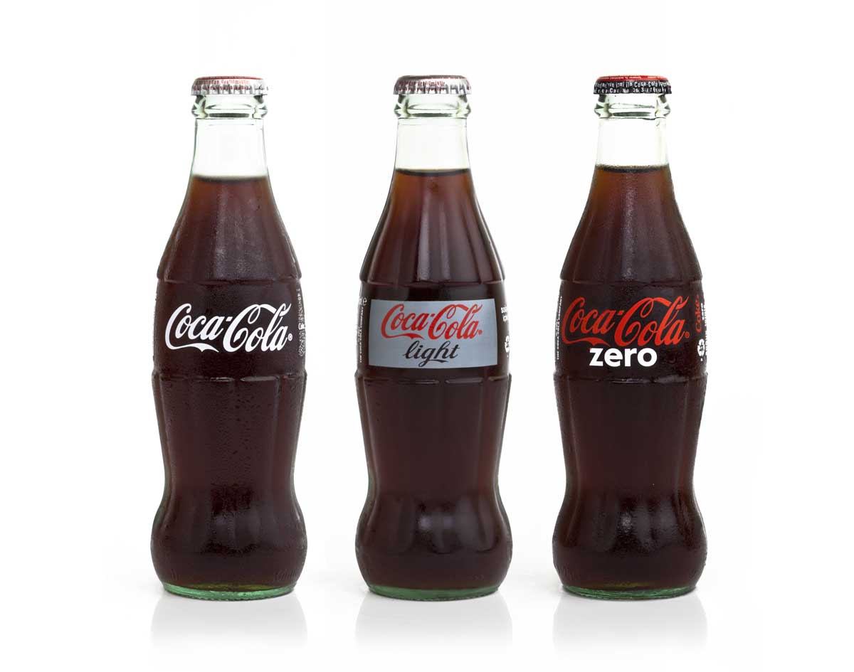 WillBe-L'iconica bottiglia della Coca Cola nelle tre varianti: Classica, Light e Zero
